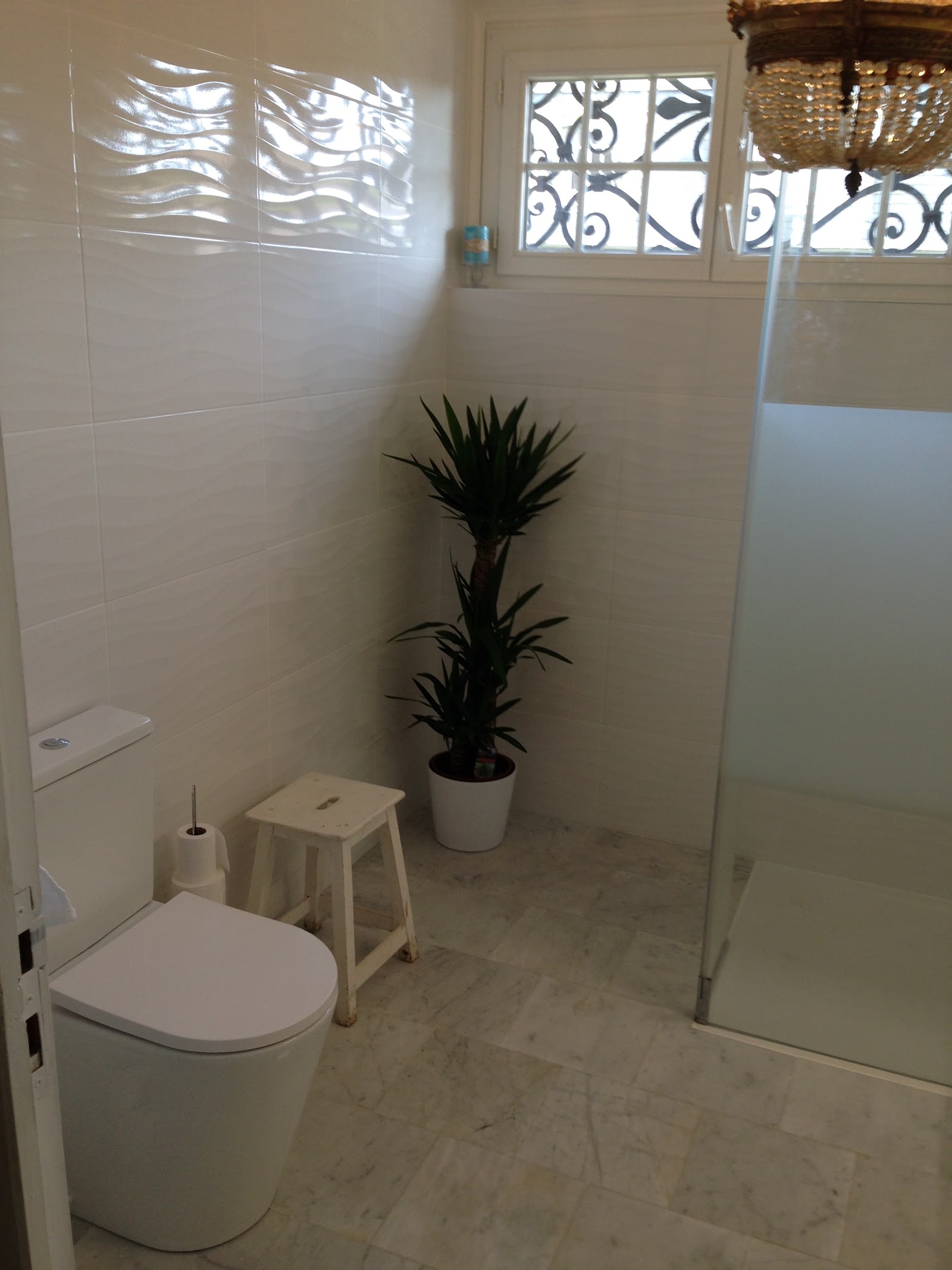 Vue d'ensemble de la salle de bain finie avec sol en marbre.