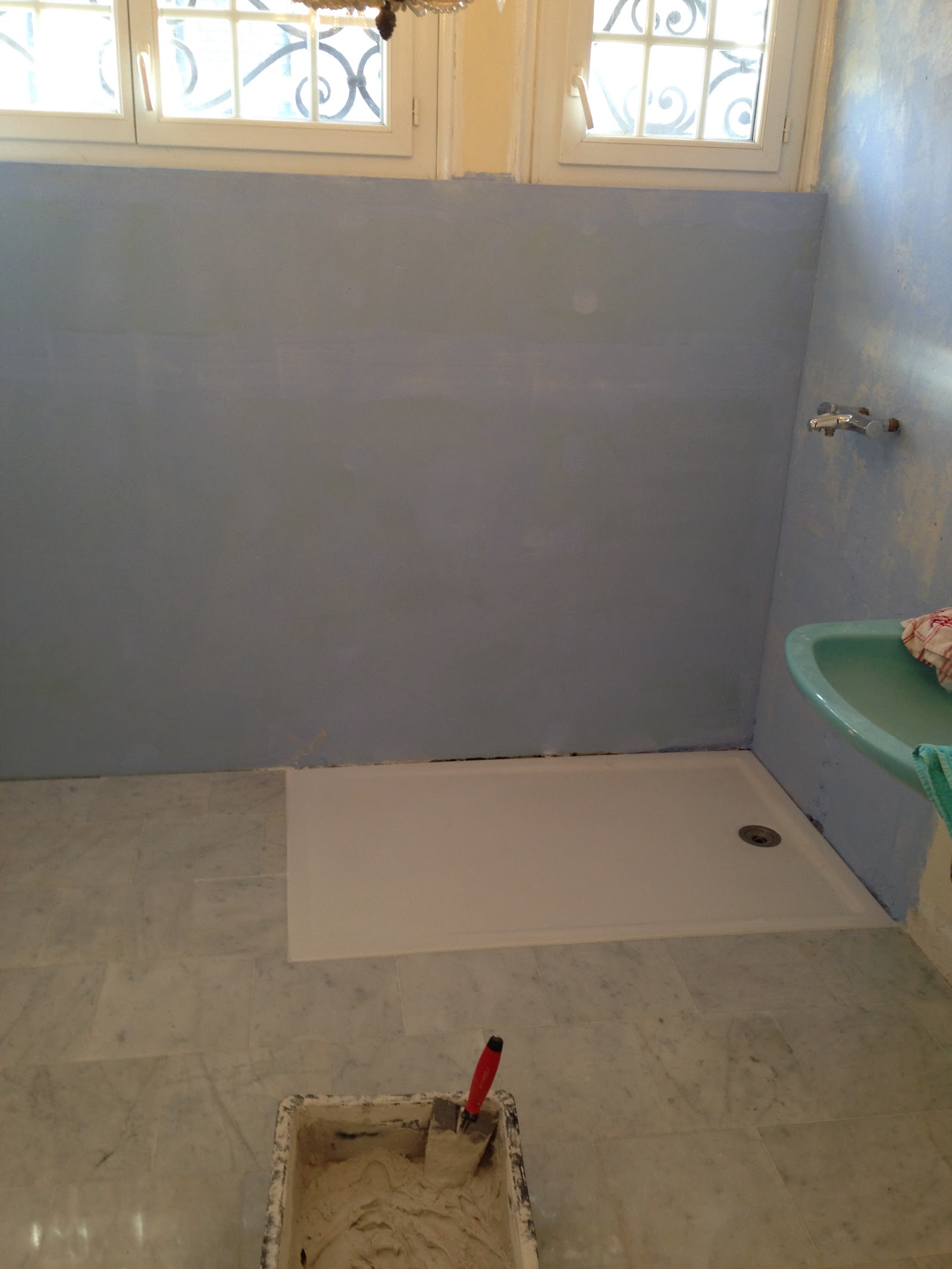 Installation du receveur de douche et du sol en marbre.